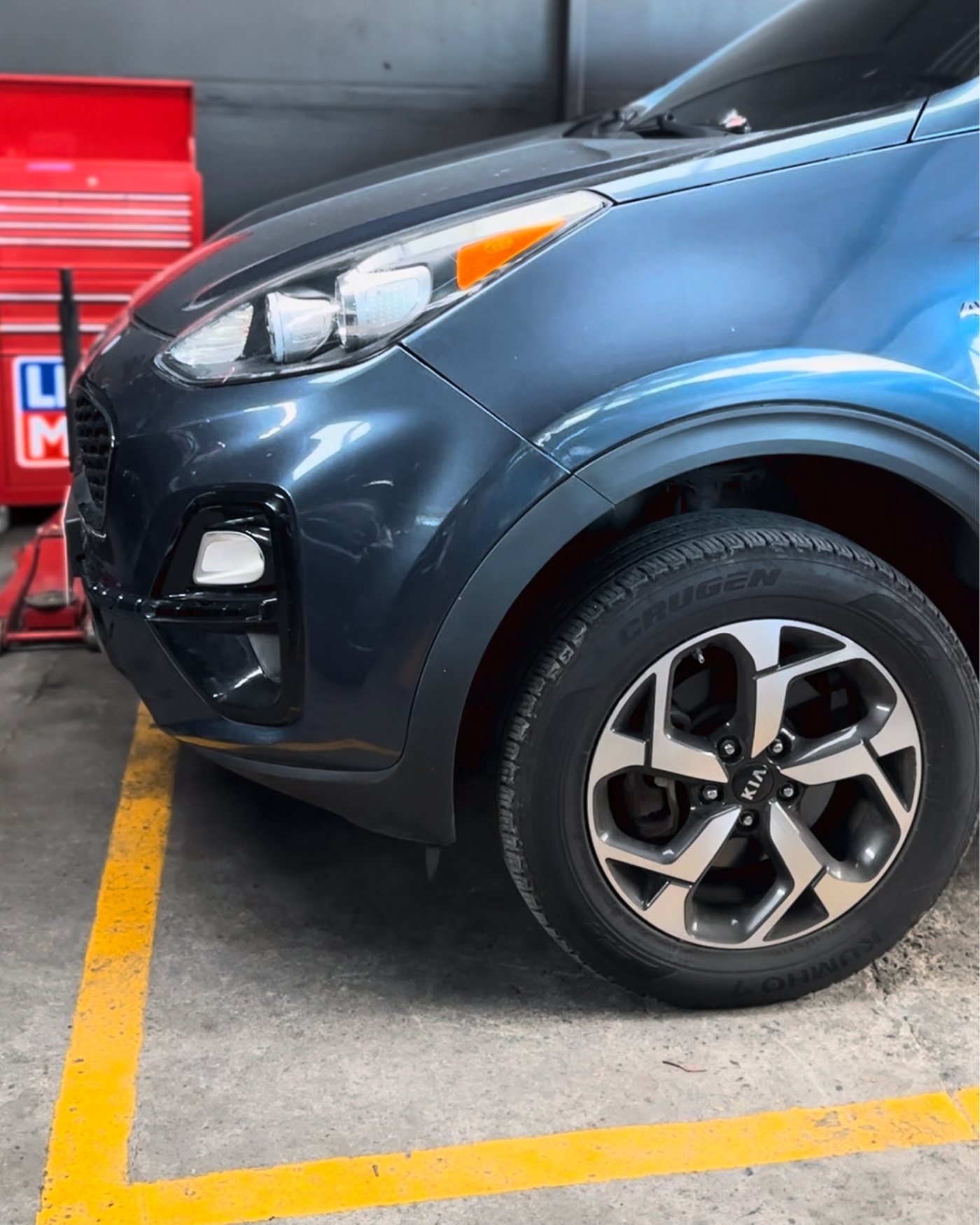 Vehículo en bahía de servicio del taller Autoboys