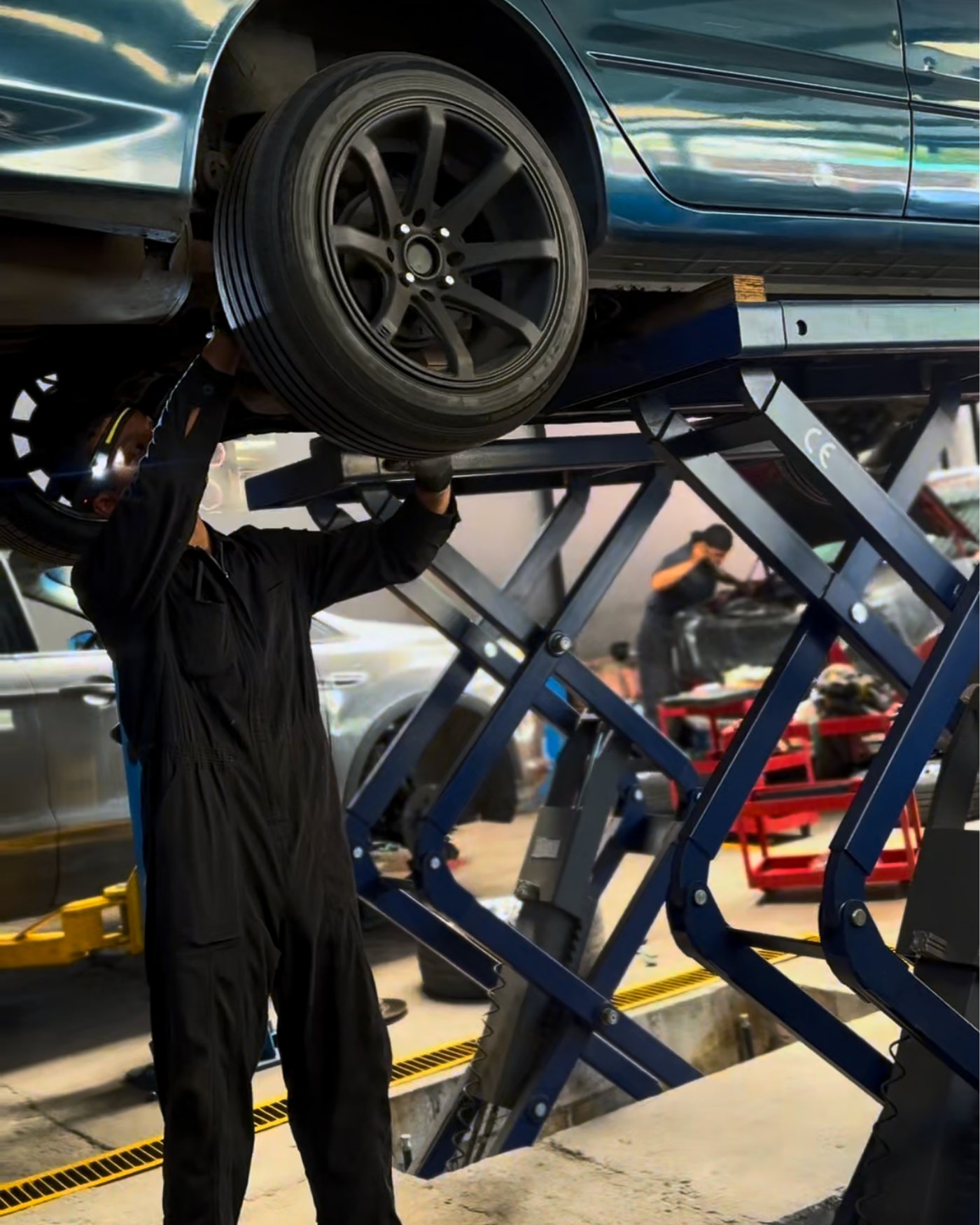 Técnico de Taller Autoboys trabajando en elevador