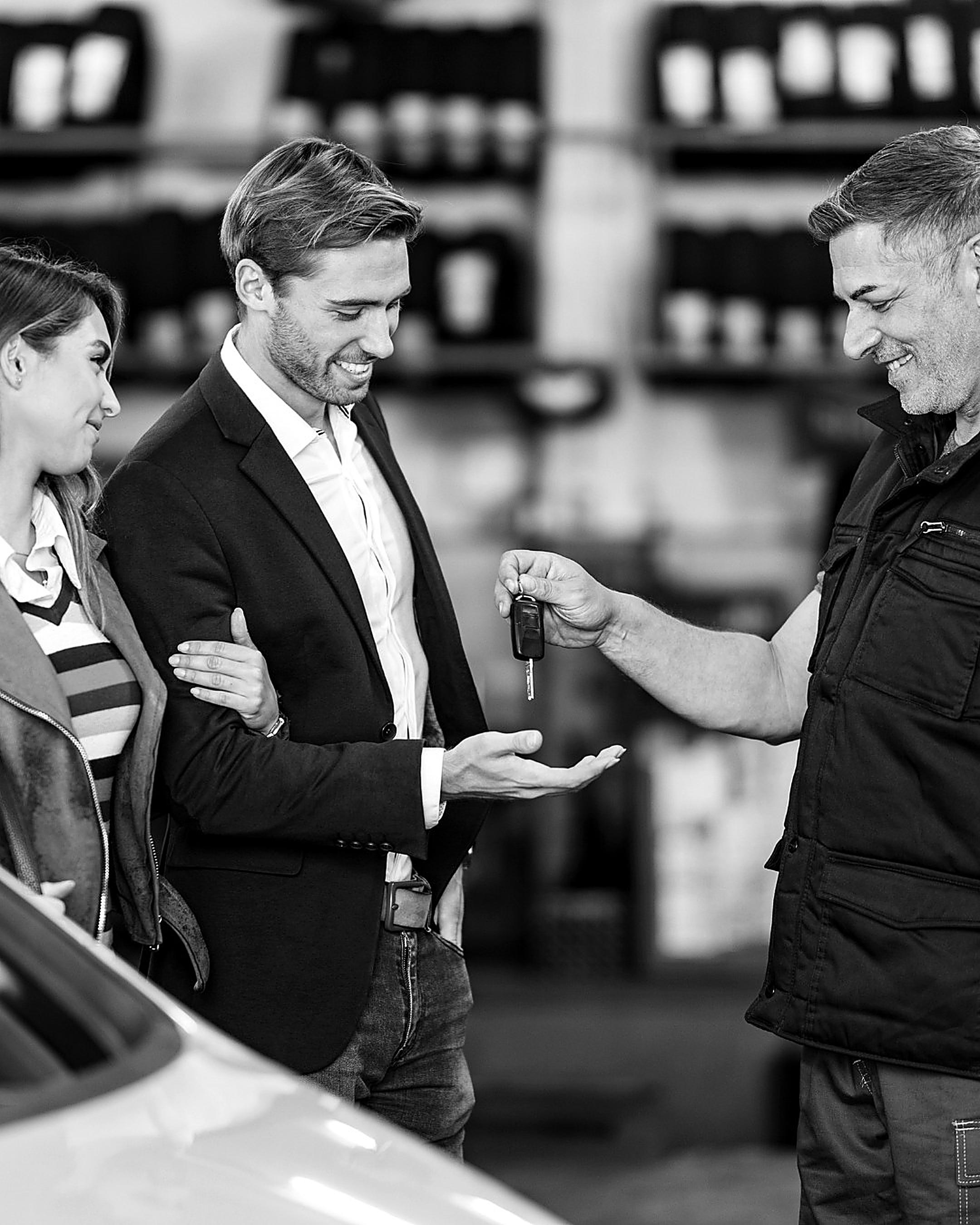 Asesor de Servicio entregando las llaves a un cliente en Taller Autoboys